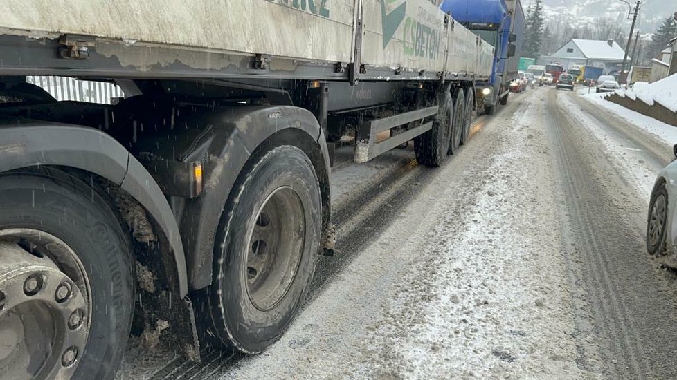 Zimní počasí potrápilo řidiče v Tanvaldu (30. 1. 2022)