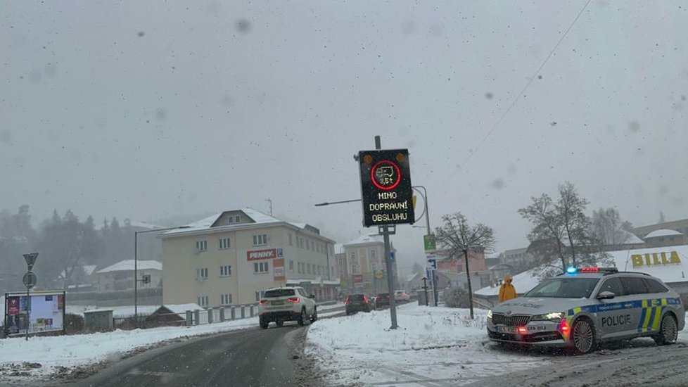 Zimní počasí potrápilo řidiče v Tanvaldu (30.1.2022)