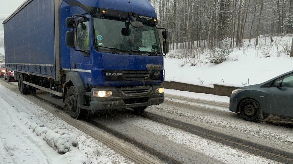 Zimní počasí potrápilo řidiče v Tanvaldu (30. 1. 2022).