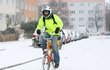 Odvážný cyklista se rozhodl vyrazit na kole vzdor silnému mrazu. Pomohla mu helma na motocykl.