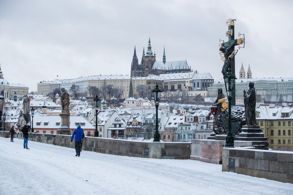 Zimní počasí v Česku: Zasněžený Karlův most