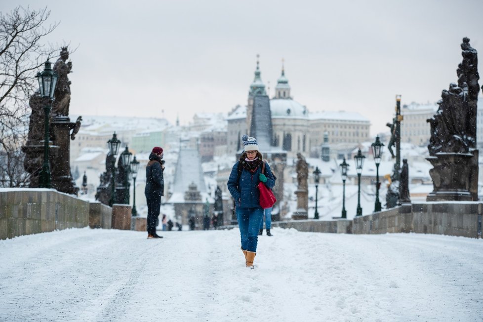 Zimní počasí v Česku: Zasněžený Karlův most