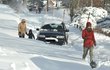 Ve sněhových dunách na silnici z Loučné na Dlouhou Louku v Krušných horách uvízlo několik automobilů.