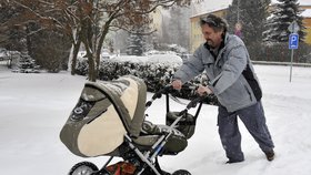 Vydatné sněžení přišlo do České republiky od západu. Na jaro si budeme muset ještě nějaký ten čas počkat