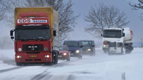 Závěje a sněhové jazyky znepříjemní cesty řidičům v Česku.