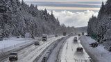 Kamiony neprojedou do Polska přes Harrachov. Silničáři tah uzavřeli kvůli sněhu