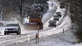 Uvízlá auta, nehody i riziko lavin: Česko ochromil sníh