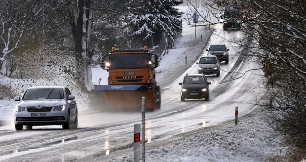 Uvízlá auta, nehody i riziko lavin: Česko ochromil sníh