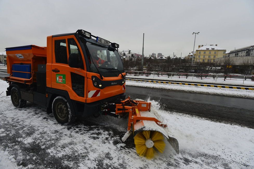 Chodníky v Praze uklízejí také sypače, které odklízejí sníh.