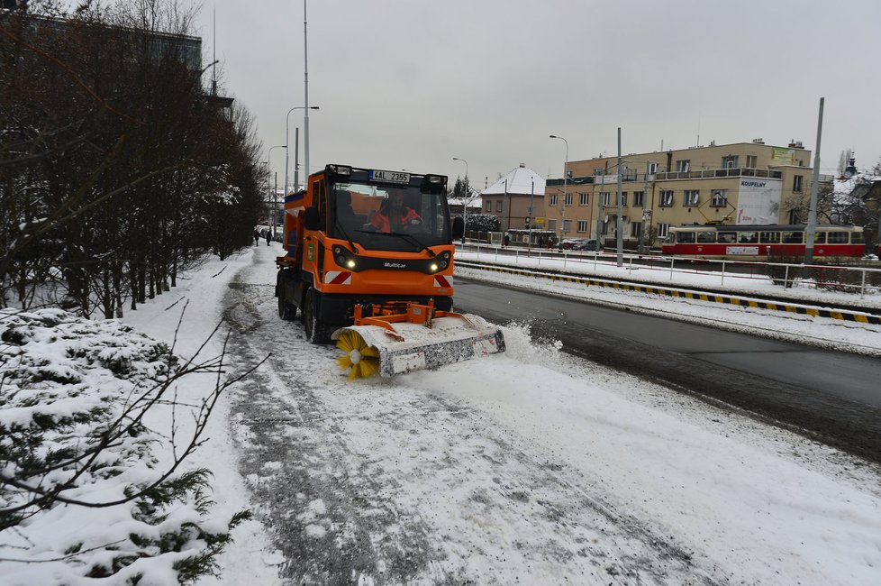 Chodníky v Praze uklízejí také sypače, které odklízejí sníh.