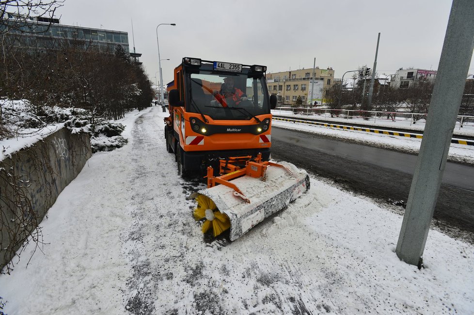 Chodníky v Praze uklízejí také sypače, které odklízejí sníh.