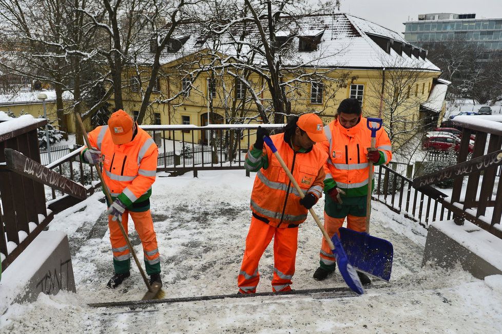 Co nezvládne odhrabat sypač, to zajistí metaři, kteří doplňují celou úklidovou četu.