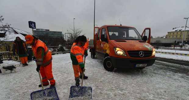 Praha téměř zdvojnásobí plochu chodníků, které bude v zimě uklízet od sněhu.