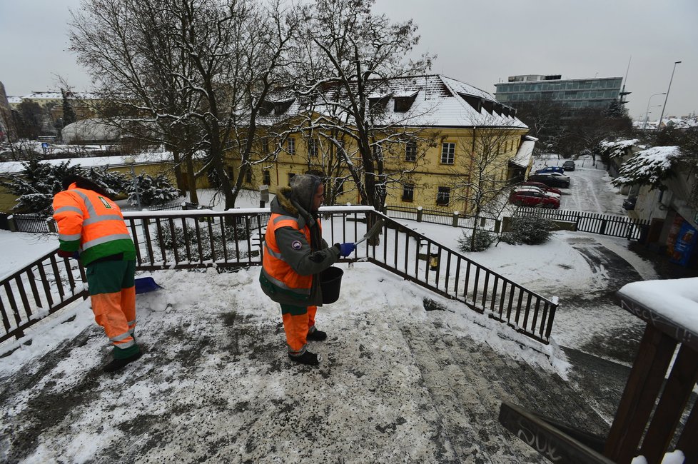 Co nezvládne sypač, to zajistí metaři, kteří doplňují celou úklidovou četu.