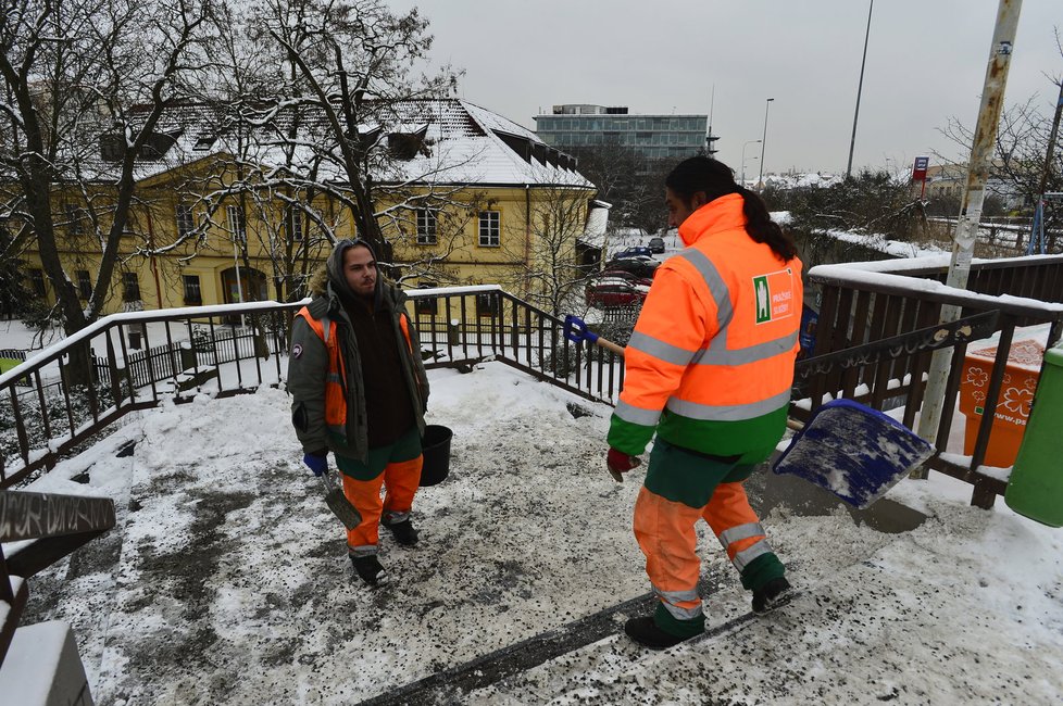 Co nezvládne sypač, to zajistí metaři, kteří doplňují celou úklidovou četu.