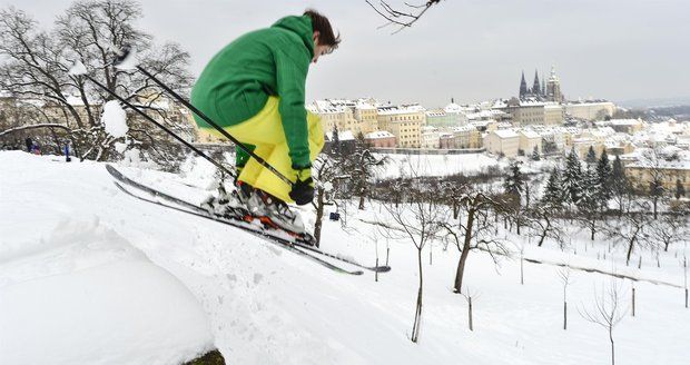 Jak v Praze cestovat se zimní výbavou na svahy?