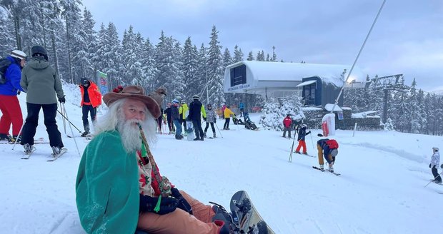 Nedočkaví lyžaři na zahájení sezóny ve Svatém Petru ve Špindlerově Mlýně. (14. 12. 2022)