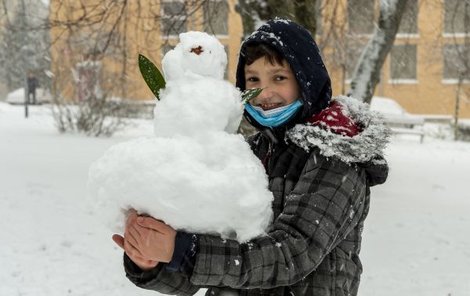  Ze sněhu mají radost hlavně děti. 