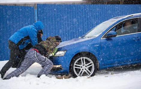 Sněžení může zaskočit hlavně řidiče.