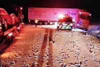 Kalamita na silnicích: Nehody autobusů i kamionů. Husté sněžení způsobuje potíže, sledujte radar Blesku
