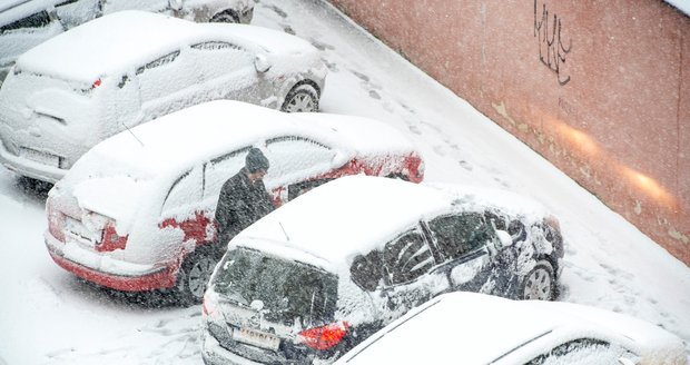 Chumelenice, mlha i déšť: Silnice kloužou, výstraha se naplnila. Sledujte radar