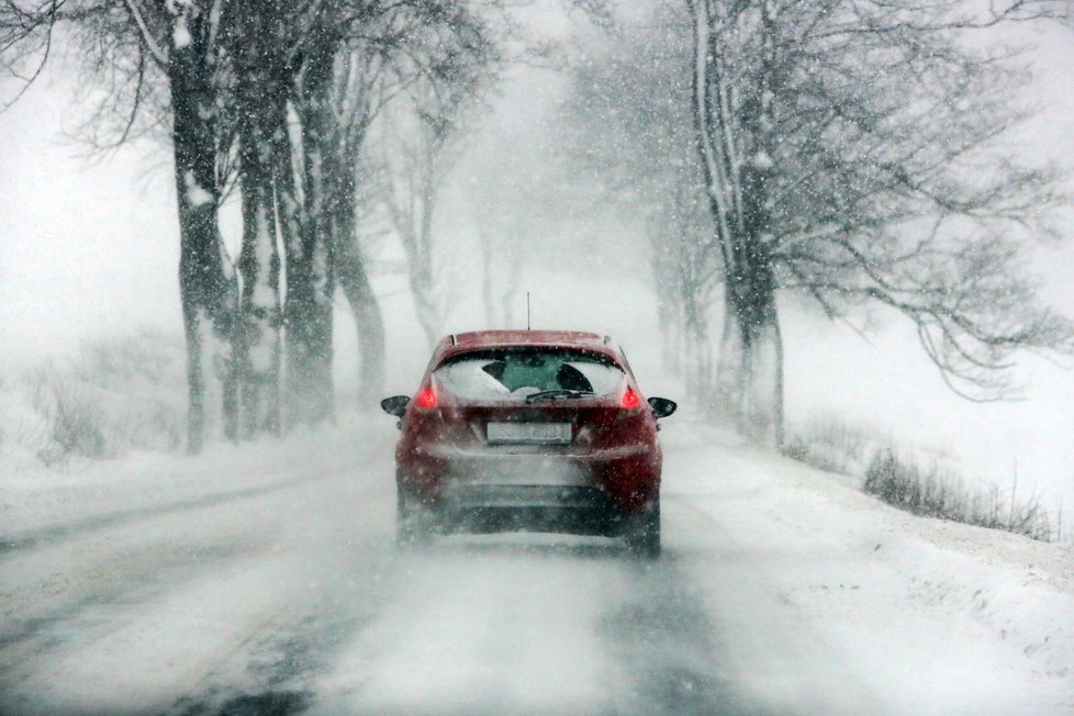 Zima a náhlé přívaly sněhu komplikují situaci na silnicích.
