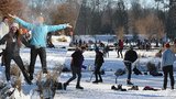 Nával Pražanů ve Stromovce: Tlačenice jako na horách, mnozí neměli ani roušky