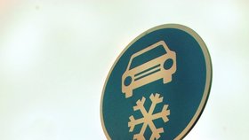 Na dálnici D1 se právě instalují nové značky Povinná zimní výbava