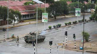 Chaos v Zimbabwe: Armáda zablokovala klíčové instituce, v hlavním městě Harare se střílí