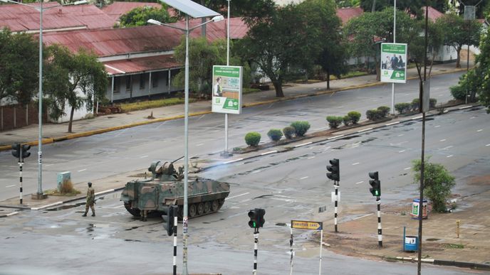 Na příjezdových cestách k rezidenci prezidenta Zimbabwe jsou tanky. Během noci zazněly minimálně tři výbuchy. 