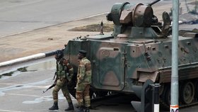 Na příjezdových cestách k rezidenci prezidenta Zimbabwe jsou tanky. Během noci zazněly minimálně tři výbuchy. Vojáci se prý snaží držet situaci pod kontrolou poté, co Robert Mugabe sesadil svého viceprezidenta. Armáda obsadila vládní budovy.