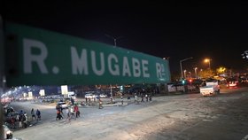 Na příjezdových cestách k rezidenci prezidenta Zimbabwe jsou tanky. Během noci zazněly minimálně tři výbuchy. Vojáci se prý snaží držet situaci pod kontrolou poté, co Robert Mugabe sesadil svého viceprezidenta. Armáda obsadila vládní budovy.