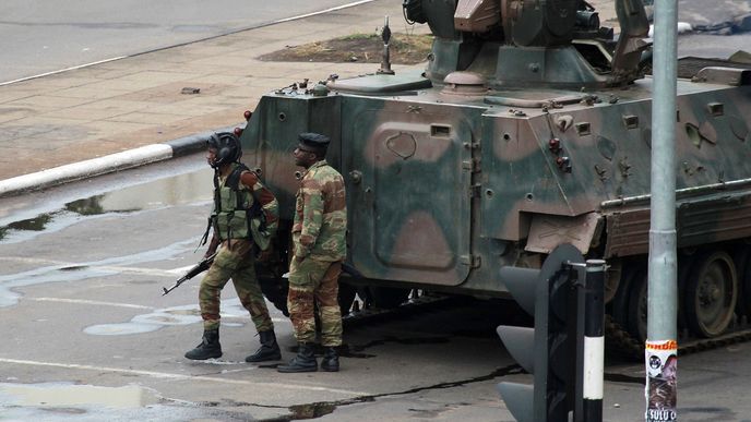 Na příjezdových cestách k rezidenci prezidenta Zimbabwe jsou tanky. Během noci zazněly minimálně tři výbuchy. Vojáci se prý snaží držet situaci pod kontrolou, po té, co Robert Mugabe sesadil svého viceprezidenta. Armáda obsadila vládní budovy. 