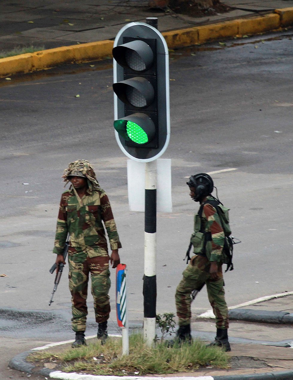 Na příjezdových cestách k rezidenci prezidenta Zimbabwe jsou tanky. Během noci zazněly minimálně tři výbuchy. Vojáci se prý snaží držet situaci pod kontrolou poté, co Robert Mugabe sesadil svého viceprezidenta. Armáda obsadila vládní budovy.