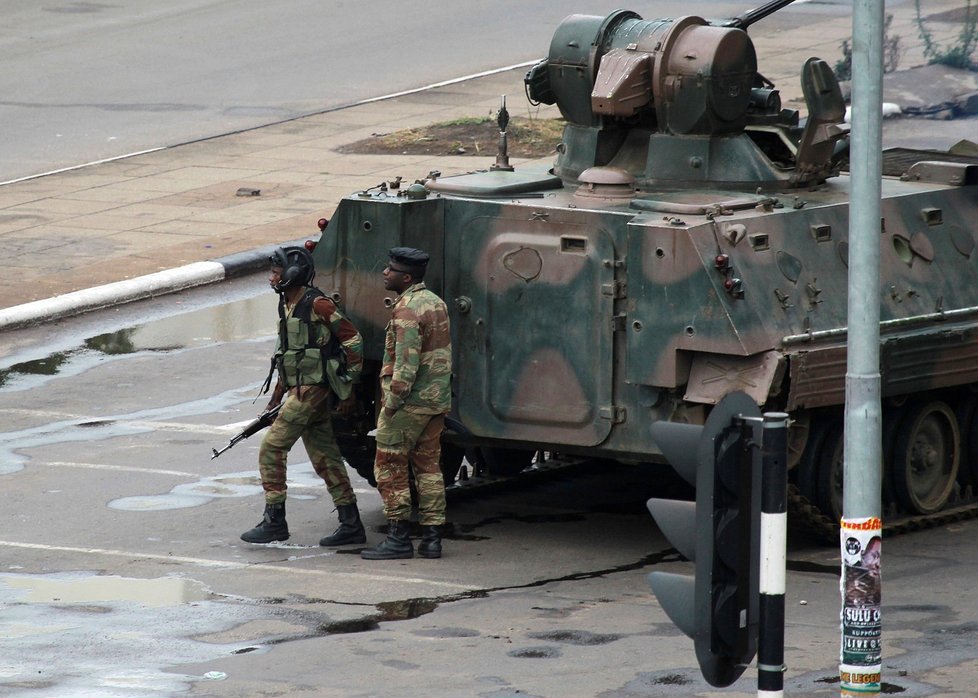 Na příjezdových cestách k rezidenci prezidenta Zimbabwe jsou tanky. Během noci zazněly minimálně tři výbuchy. Vojáci se prý snaží držet situaci pod kontrolou poté, co Robert Mugabe sesadil svého viceprezidenta. Armáda obsadila vládní budovy.