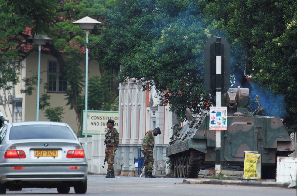 Na příjezdových cestách k rezidenci prezidenta Zimbabwe jsou tanky. Během noci zazněly minimálně tři výbuchy. Vojáci se prý snaží držet situaci pod kontrolou poté, co Robert Mugabe sesadil svého viceprezidenta. Armáda obsadila vládní budovy.