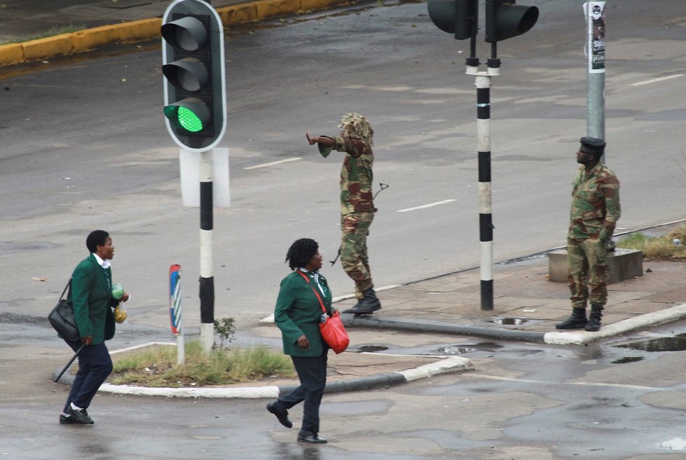 Na příjezdových cestách k rezidenci prezidenta Zimbabwe jsou tanky. Během noci zazněly minimálně tři výbuchy. Vojáci se prý snaží držet situaci pod kontrolou poté, co Robert Mugabe sesadil svého viceprezidenta. Armáda obsadila vládní budovy.