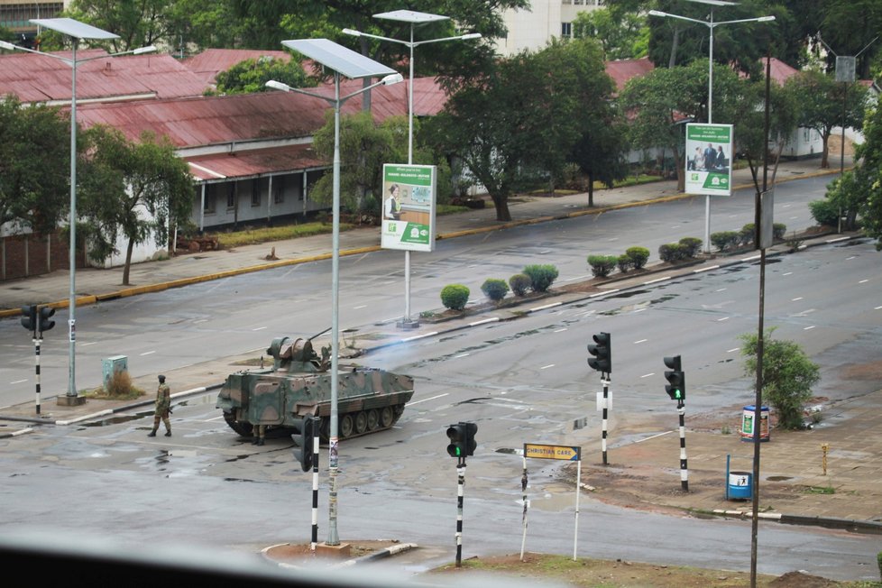 Na příjezdových cestách k rezidenci prezidenta Zimbabwe jsou tanky. Během noci zazněly minimálně tři výbuchy. Vojáci se prý snaží držet situaci pod kontrolou poté, co Robert Mugabe sesadil svého viceprezidenta. Armáda obsadila vládní budovy.