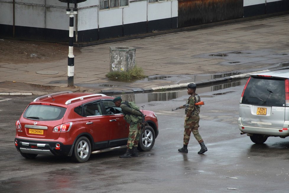 Na příjezdových cestách k rezidenci prezidenta Zimbabwe jsou tanky. Během noci zazněly minimálně tři výbuchy. Vojáci se prý snaží držet situaci pod kontrolou poté, co Robert Mugabe sesadil svého viceprezidenta. Armáda obsadila vládní budovy.