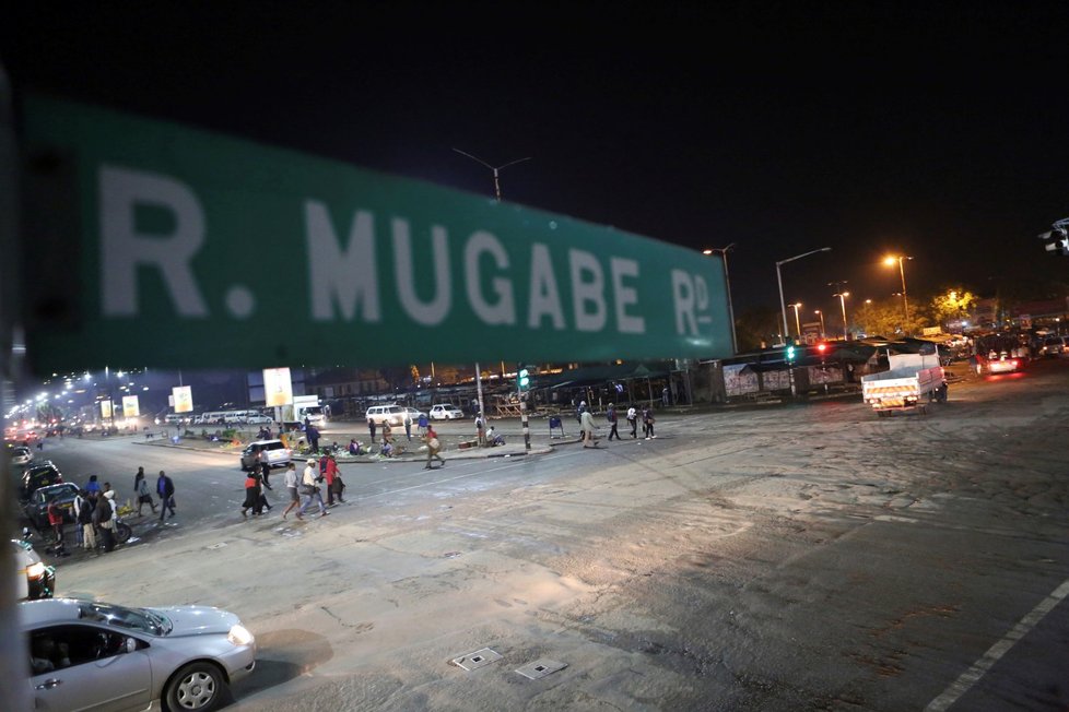 Na příjezdových cestách k rezidenci prezidenta Zimbabwe jsou tanky. Během noci zazněly minimálně tři výbuchy. Vojáci se prý snaží držet situaci pod kontrolou, po té, co Robert Mugabe sesadil svého viceprezidenta. Armáda obsadila vládní budovy.