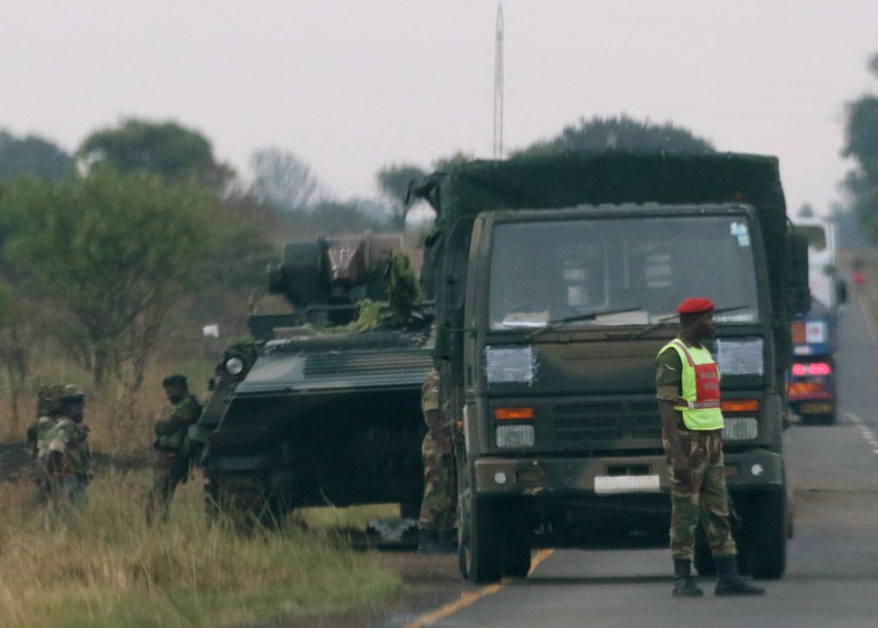 Na příjezdových cestách k rezidenci prezidenta Zimbabwe jsou tanky. Během noci zazněly minimálně tři výbuchy. Vojáci se prý snaží držet situaci pod kontrolou, po té, co Robert Mugabe sesadil svého viceprezidenta. Armáda obsadila vládní budovy.