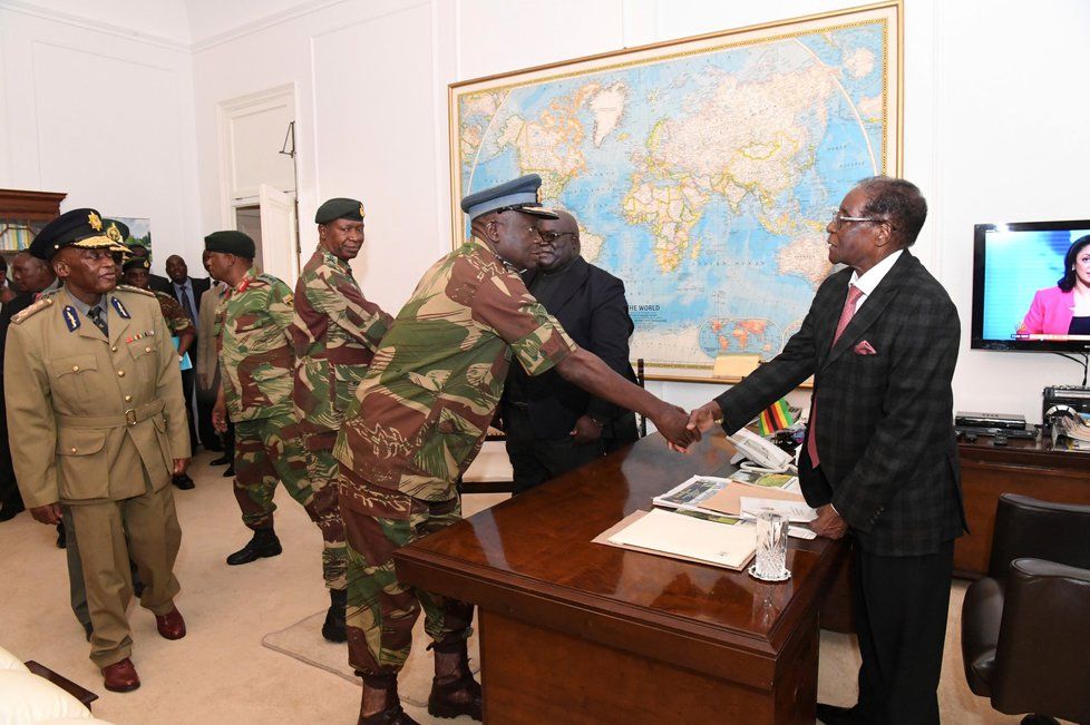 Prezident Zimbabwe Robert Mugabe na setkání se zástupci armády