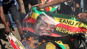 Úřadující prezident Emmerson Mnangagwa z násilností viní opoziční lídry, občany vyzval k trpělivosti. Výsledky parlamentních voleb komise již dnes oznámila, ale výsledky voleb prezidentských navzdory očekávání volební komise stále neoznámila.