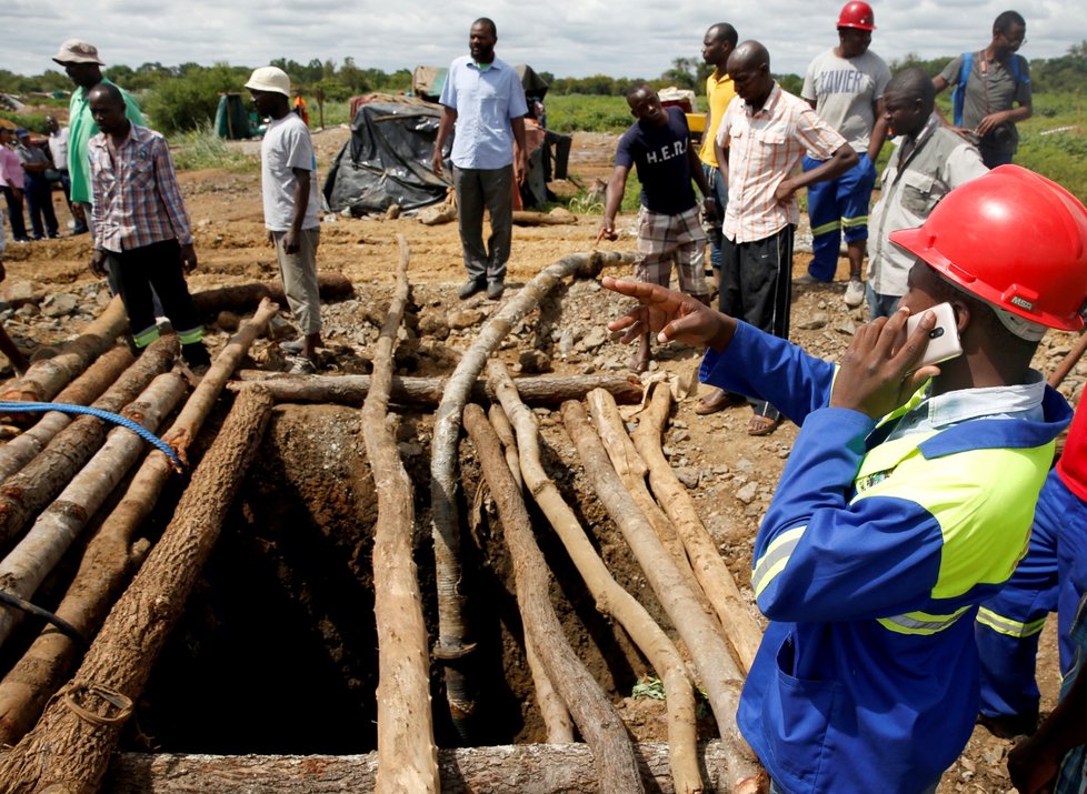 V zatopených zlatých dolech v Zimbabwe nejspíš zemřelo přes 60 horníků. (15.2.2019)