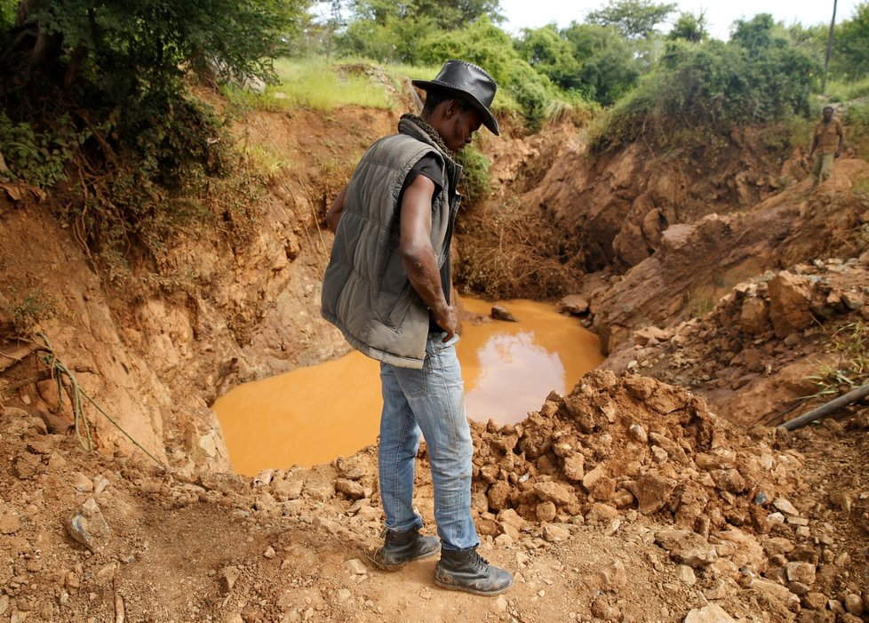 V zatopených zlatých dolech v Zimbabwe nejspíš zemřelo přes 60 horníků. (15.2.2019)