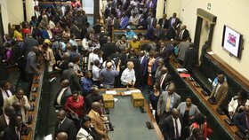 Parlament Zimbabwe při odvolání prezidenta Mugabeho