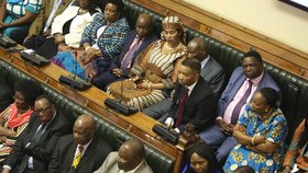 Parlament Zimbabwe při odvolání prezidenta Mugabeho