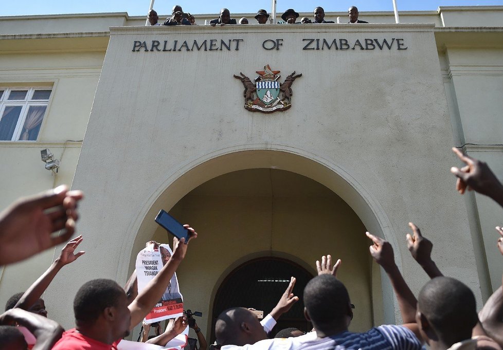 Skandující dav při odvolání prezidenta Mugabeho