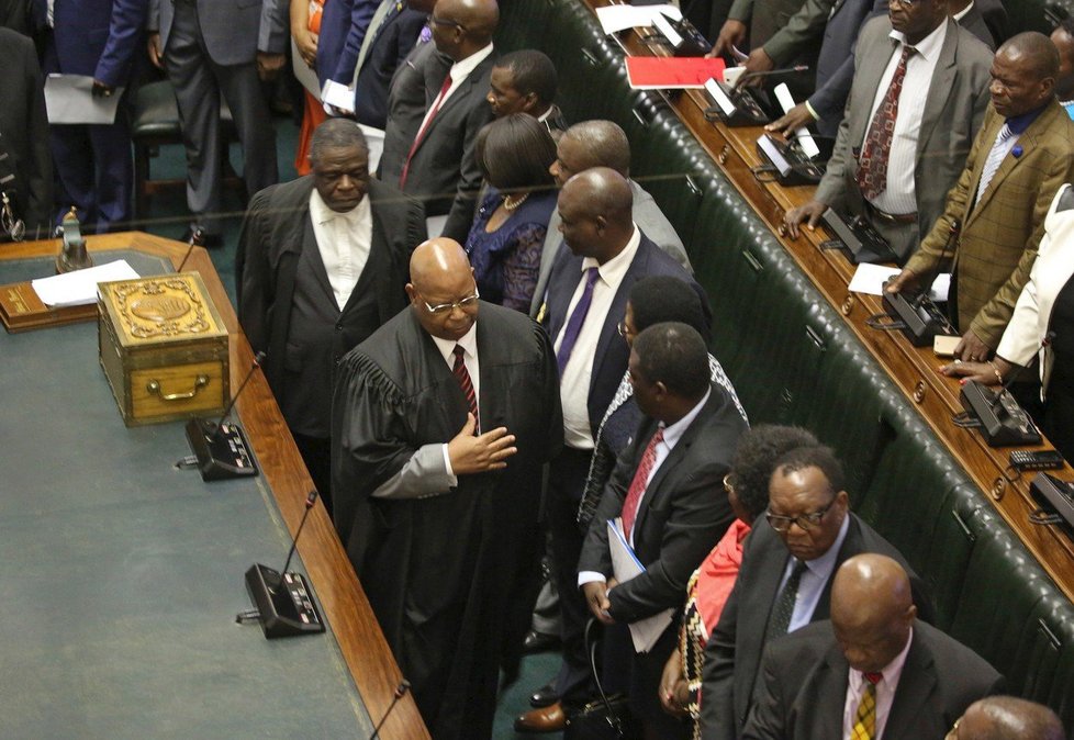 Parlament Zimbabwe při odvolání prezidenta Mugabeho