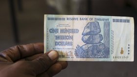 Sto trilionů zimbabwských dolarů má hodnotu asi 40 amerických centů